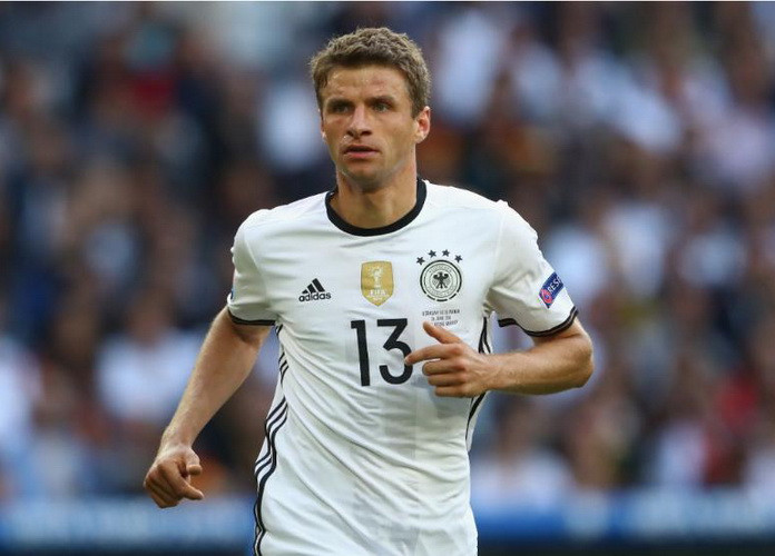 Thomas Mueller chê bai hàng thủ Italia.
