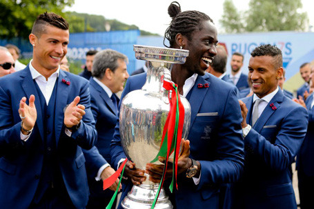 Eder có cha phải ở tù 16 năm vì tội giết vợ.