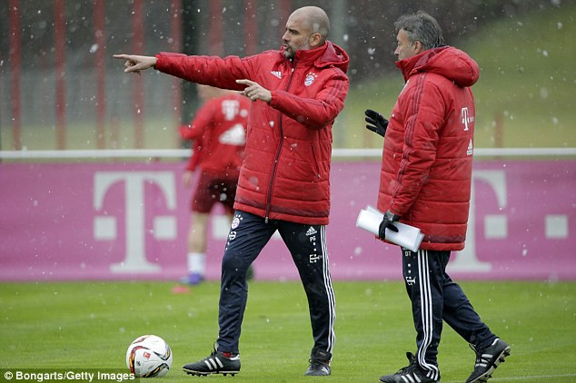 Pep Guardiola và trợ lý Domenec Torrent.