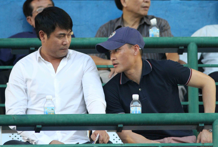 HLV Hữu Thắng (áo trắng).