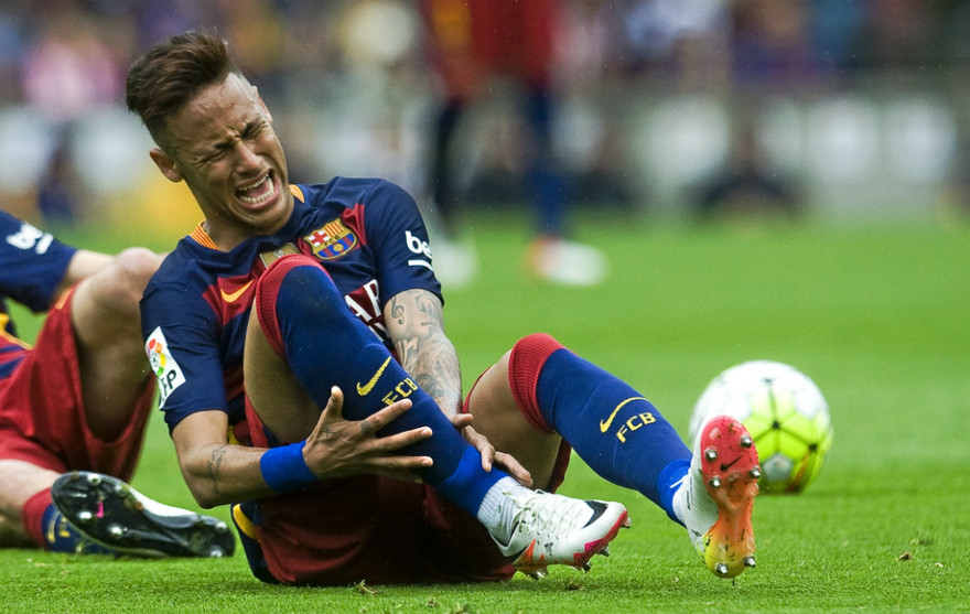 Neymar phải nén đau để ra sân.