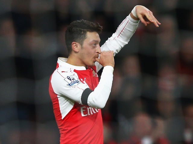 HLV Wenger điên đầu vì… Mesut Ozil.