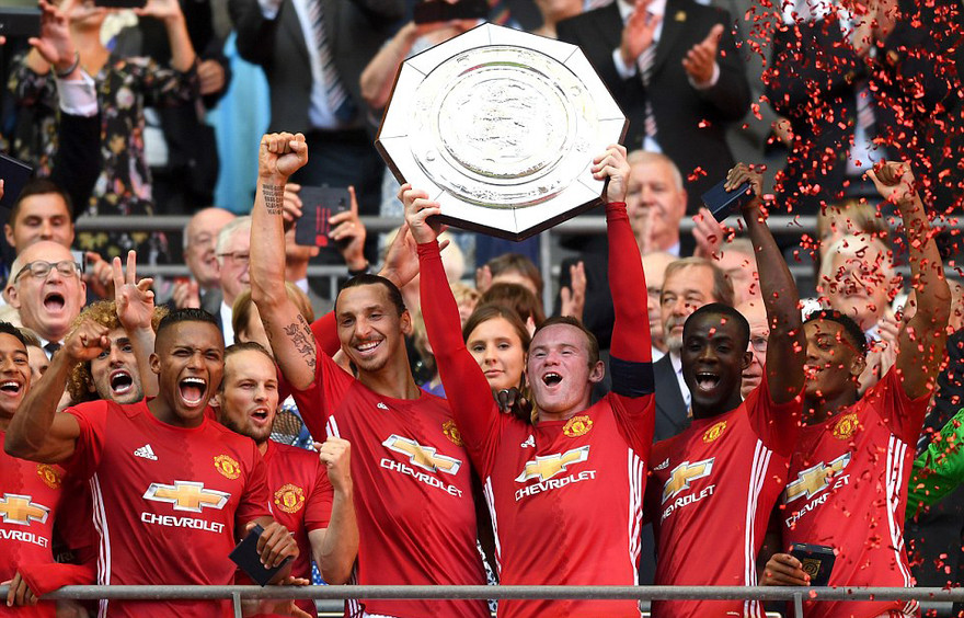 Ibra và đồng đội ăn mừng Siêu Cup Anh.