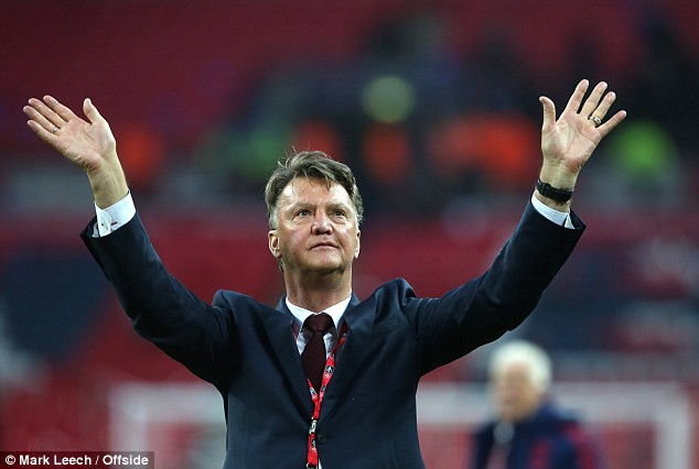 HLV Van Gaal thừa nhận có thể mất việc vào tay Mourinho.