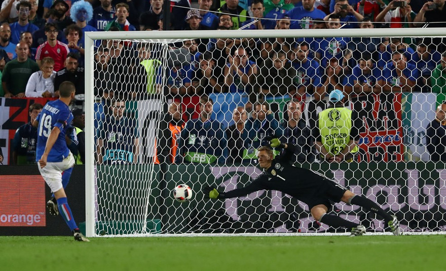 Neuer đẩy thành công quả đá của Leonardo Bonucci.