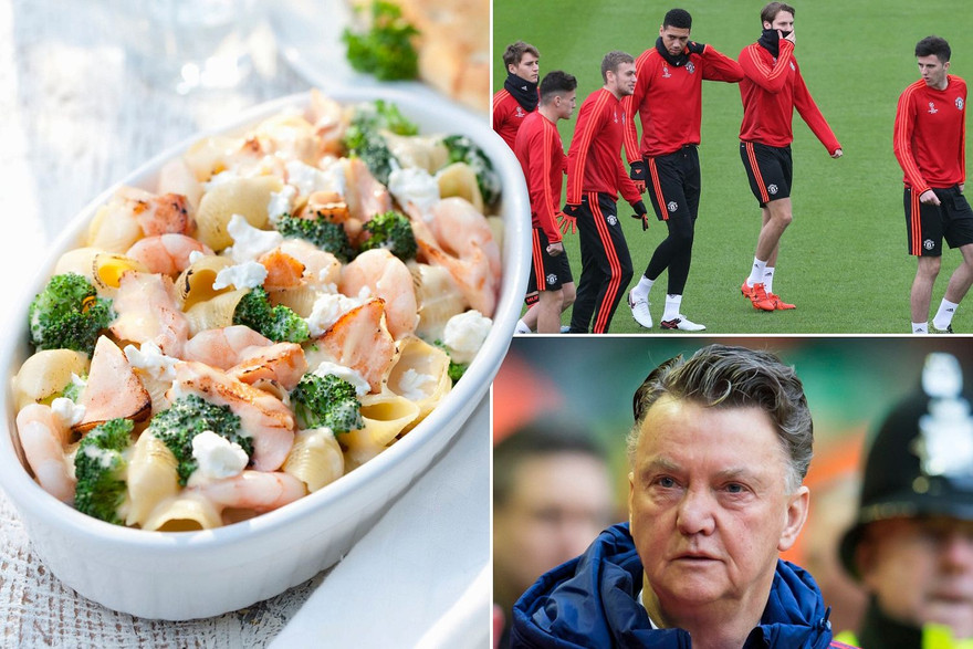 Van Gaal cho các học trò ăn uống thoải mái vào buổi trưa.