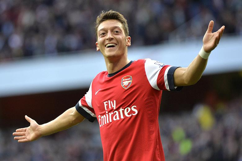 Arsenal sẵn sàng tăng lương và trao áo số 10 cho Ozil.