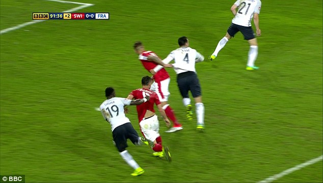 Tình huống Dzemaili bị kéo áo trong vòng cấm của ĐT Pháp.