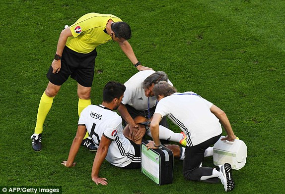 Sami Khedira dính chấn thương và đối mặt nguy cơ vắng mặt tại bán kết.