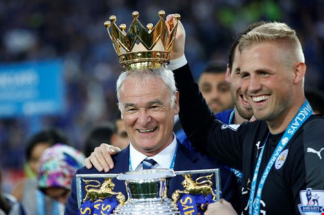 Leicester City tưởng thưởng cho Schmeichel.