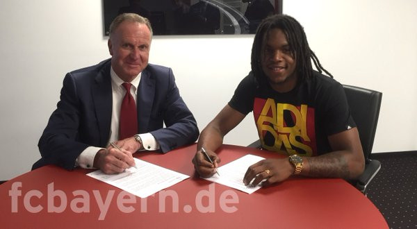 Renato Sanches đặt bút ký hợp đồng 5 năm với Bayern Munich.