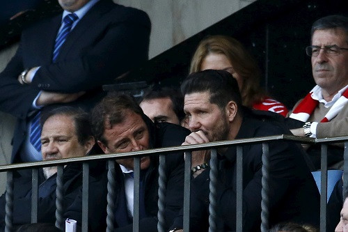 Simeone ngồi trên khán đài theo dõi hiệp hai.