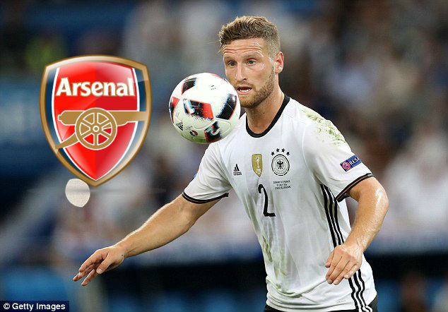 Shkodran Mustafi trên đường gia nhập Arsenal.