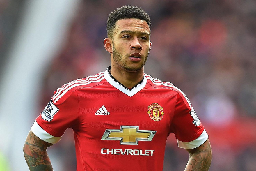 Depay cãi tay đôi với HLV Van Gaal để đòi ra sân thi đấu.