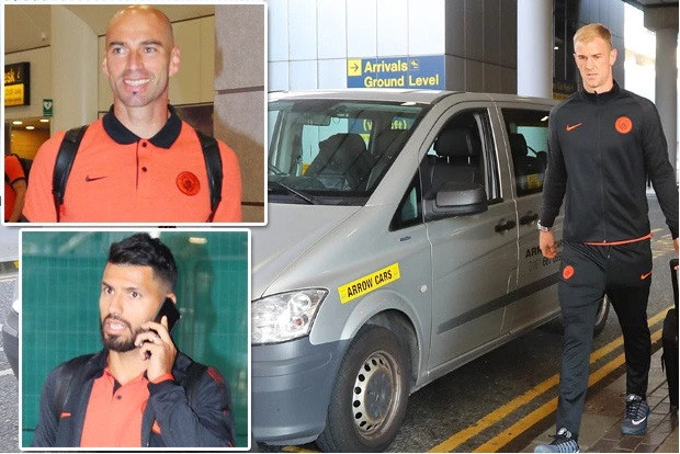 Joe Hart bước xuống sân bay với khuôn mặt cau có.