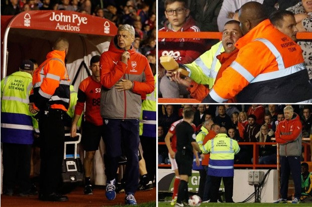 CĐV bị giữ lại vì mang bánh bao xuống sân mời HLV Wenger ăn.