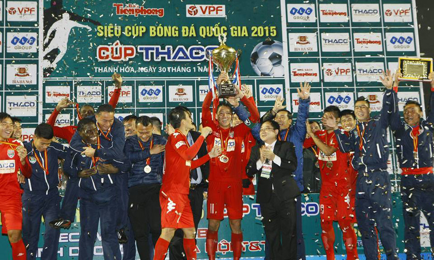 B.Bình Dương nâng cao Siêu cúp 2015. Ảnh: Hồng Vĩnh.