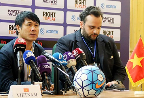 HLV Hữu Thắng nhận “cửa dưới” trước Thái Lan.