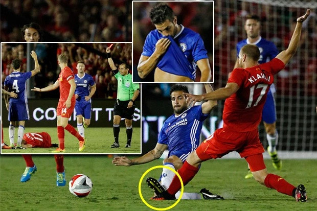 Fabregas có pha vào bóng nguy hiểm đối với Ragnar Klavan.