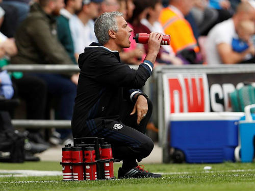 Mourinho ra đường biên chỉ đạo học trò thi đấu.