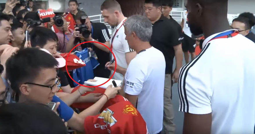 HLV Mourinho từ chối ký tặng vào áo đấu Chelsea.