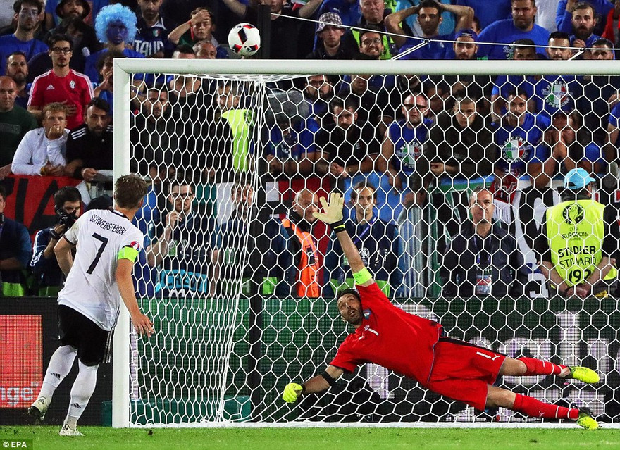 Schweinsteiger sút hỏng từ chấm 11m,