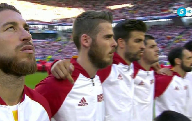 Pique có hành động phản cảm khi quốc ca Tây Ban Nha vang lên.