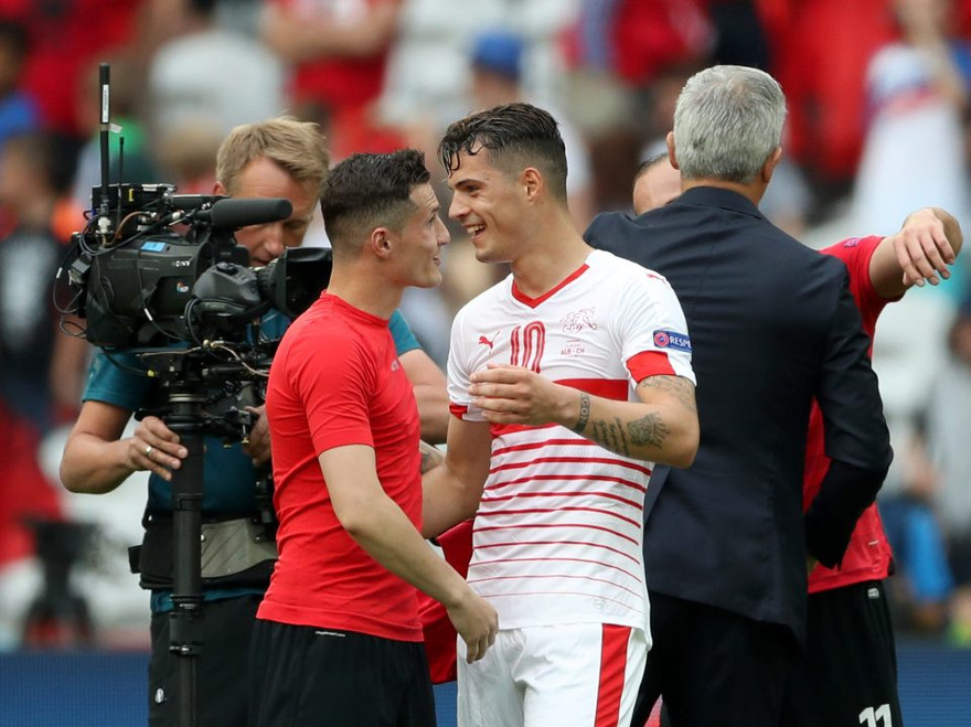 Anh em nhà Xhaka trong giây phút hội ngộ trên sân bóng.