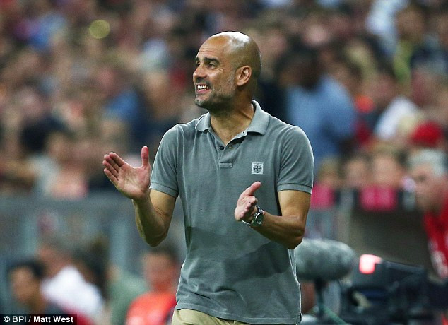HLV Pep Guardiola lo ngại sự tâng bốc từ truyền thông Anh.