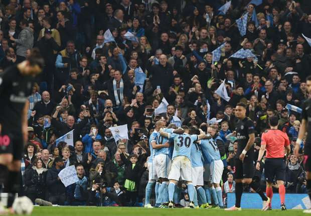 Man City có thể bị UEFA trừng phạt vì để CĐV đốt pháo sáng trên sân.