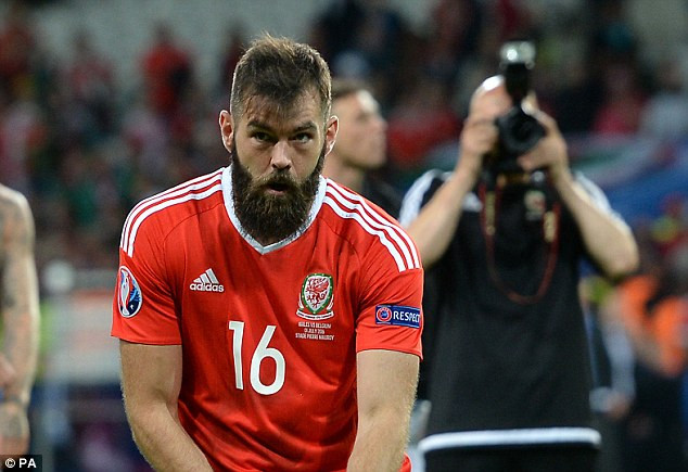 Joe Ledley hoãn đám cưới vì xứ Wales tiến quá sâu.
