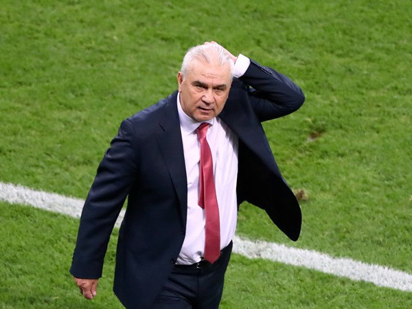 HLV Anghel Iordănescu và học trò phải chia tay Euro 206 sau vòng đấu bảng.