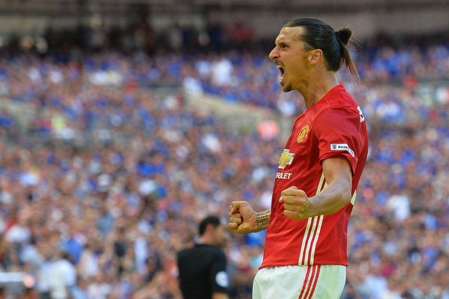 Zlatan Ibrahimovic nổ tưng bừng sau khi giúp M.U vô địch Siêu cúp Anh.