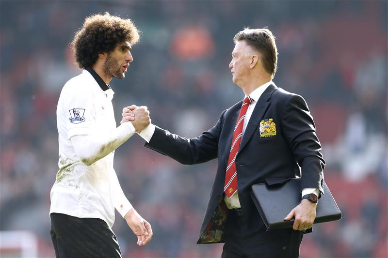 Fellaini tố với Van Gaal rằng ông đã bị các học trò phản bội.