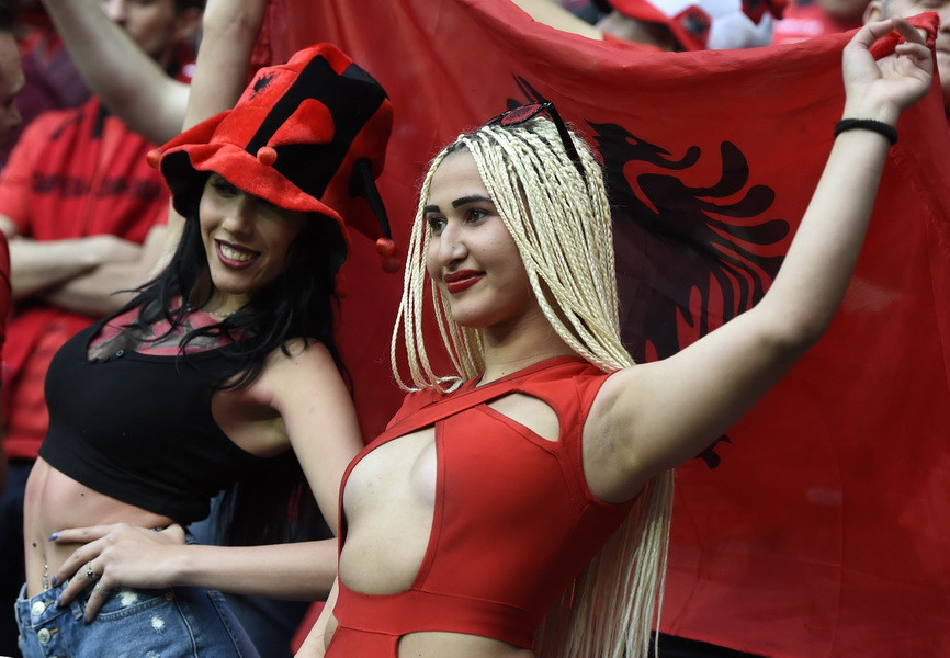 Nữ cổ động viên nóng bỏng của Albania.