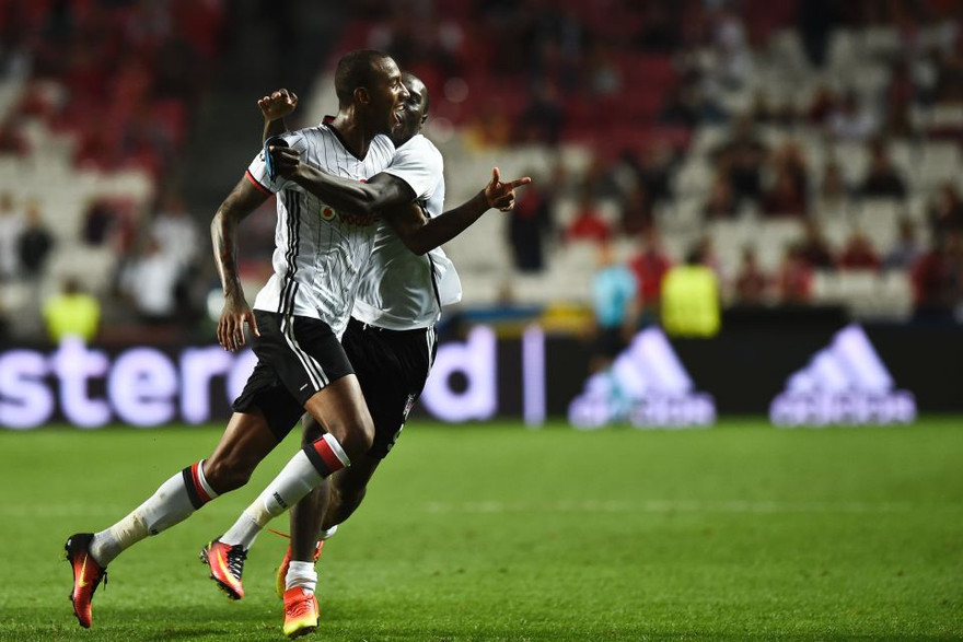 Anderson Talisca ăn mừng bàn thắng cho Besiktas.