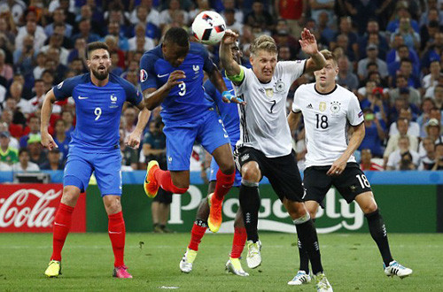 Tình huống Schweinsteiger để bóng chạm tay trong vòng cấm, khiến Đức phải nhận một quả phạt đền.