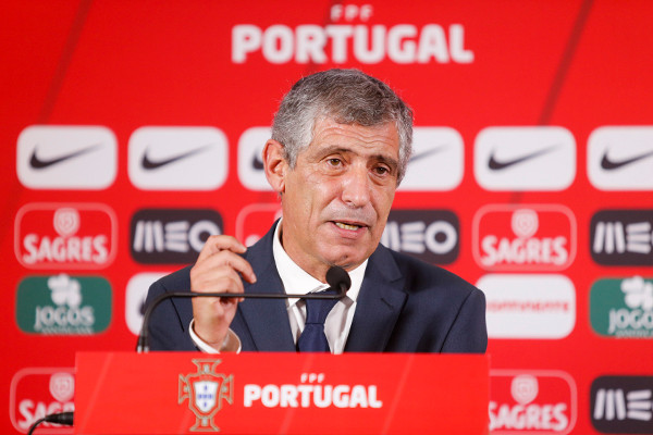 HLV Fernando Santos từ chối đánh giá về màn diễn của Ronaldo.