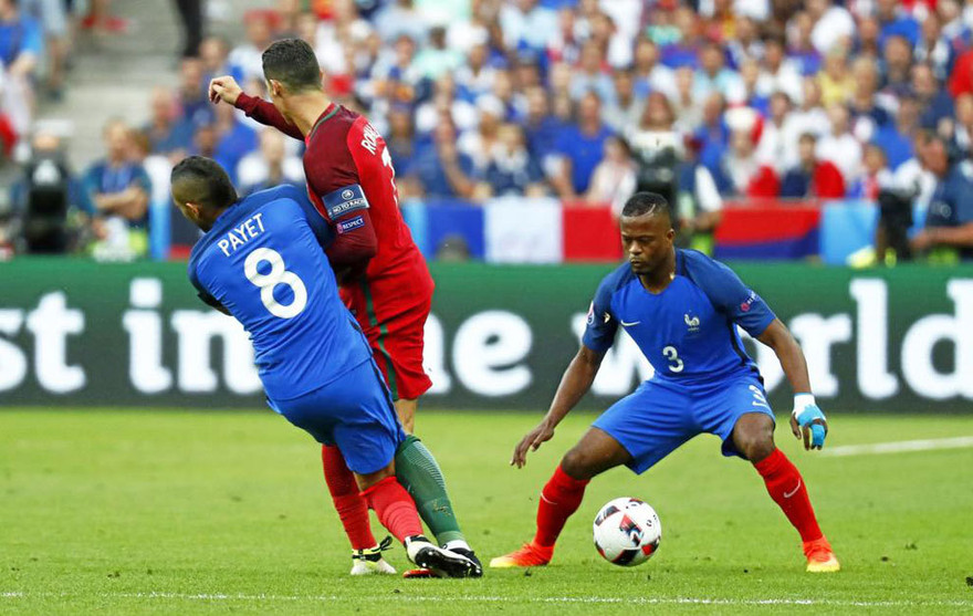 Tình huống Ronaldo bị Payet vào bóng ác ý dẫn tới chấn thương.