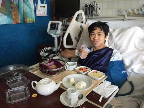 Công Phượng xuất viện, lên đường về Việt Nam.