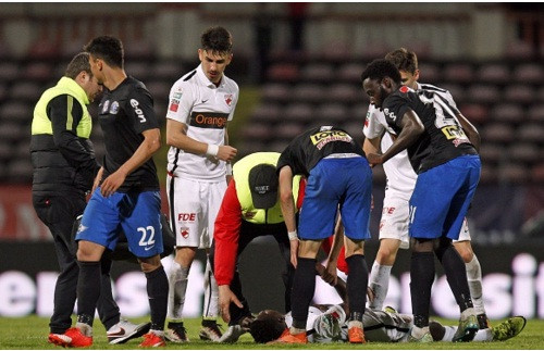 Tuyển thủ Cameroon đột tử ngay trên sân.