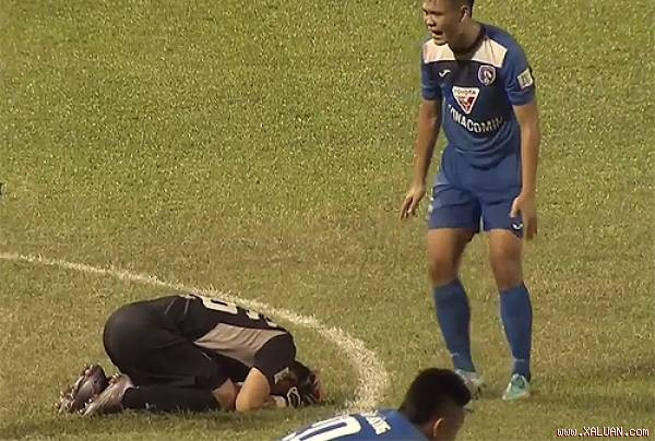 Thủ môn Tuấn Linh thất vọng sau sai lầm ngớ ngẩn.