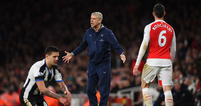 HLV Wenger không vui với màn trình diễn của các học trò.