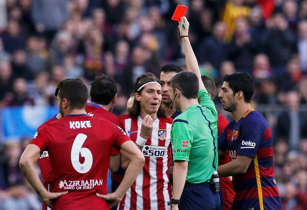 Filipe Luis bức xúc khi Atletico Madrid một lần nữa mất người khi đấu với Barcelona.