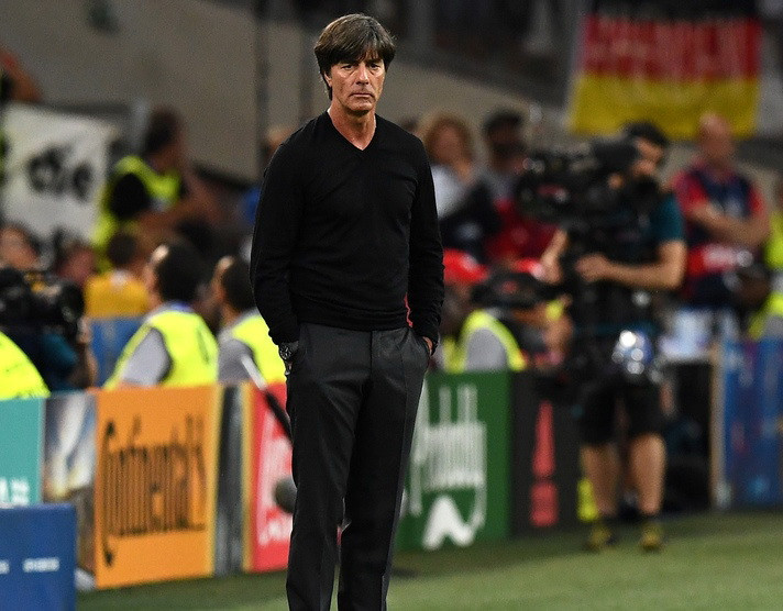 HLV Joachim Loew không giấu được nỗi buồn sau trận đấu.
