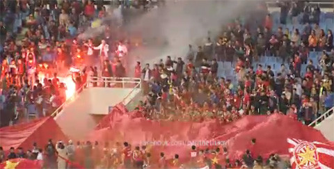 Khu vực khán đài D sân Mỹ Đình xuất hiện tình trạng đốt pháo sáng.