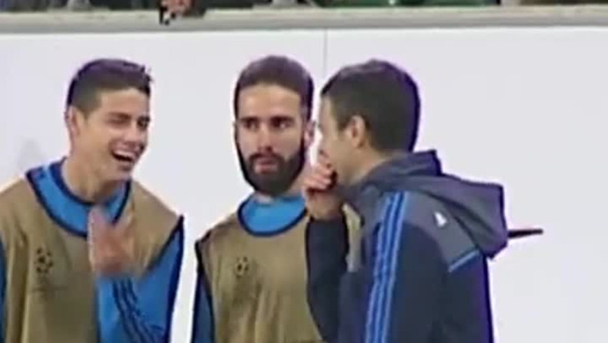 James Rodriquez cười nói vui vẻ khi Real Madrid đang bị dẫn 2-0.