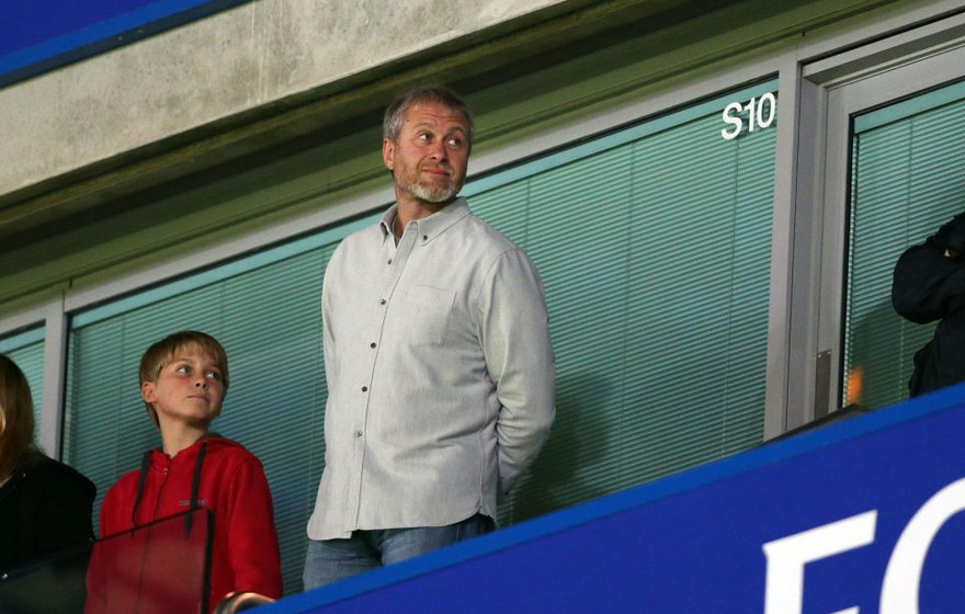 Tỷ phú Abramovich rất thất vọng khi Chelsea để thua Liverpool.