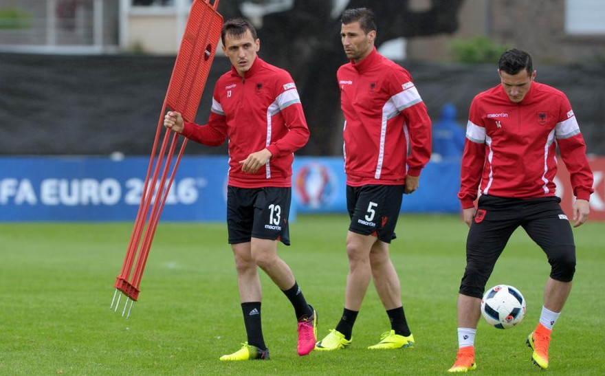 Armando Sadiku và đồng đội nhận thưởng đậm từ chính phủ Albania.