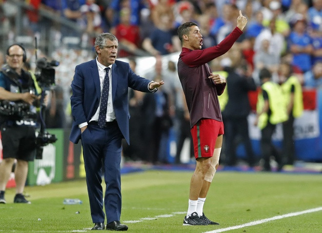 Ronaldo chỉ đạo như HLV.